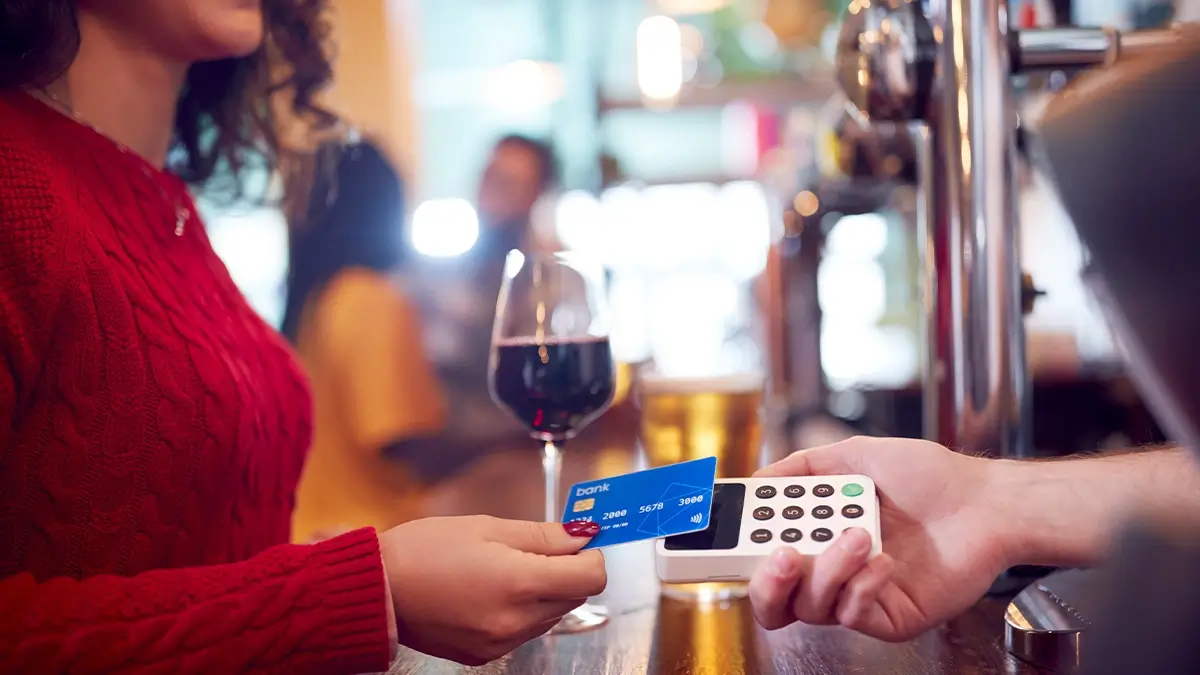 Sem Título 1 0026 smiling female customer in bar making contactless 2024 10 19 13 59 49 utc