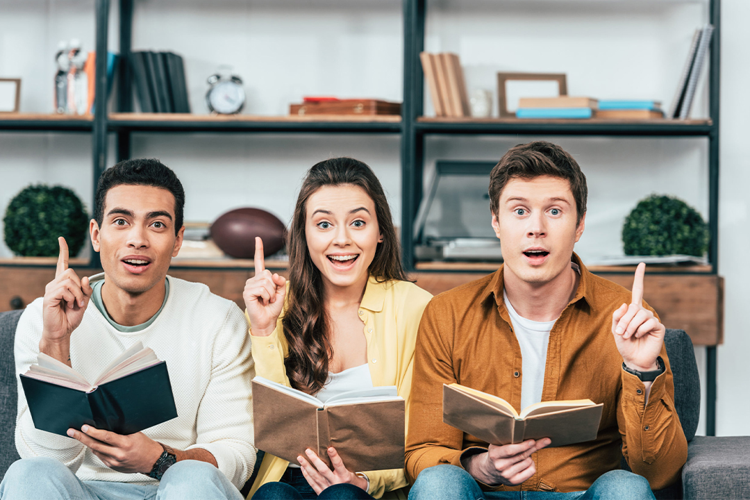 Sem Título 1 0003 three multiethnic students with books pointing wit 2021 09 14 20 24 05 utc 1 scaled 1