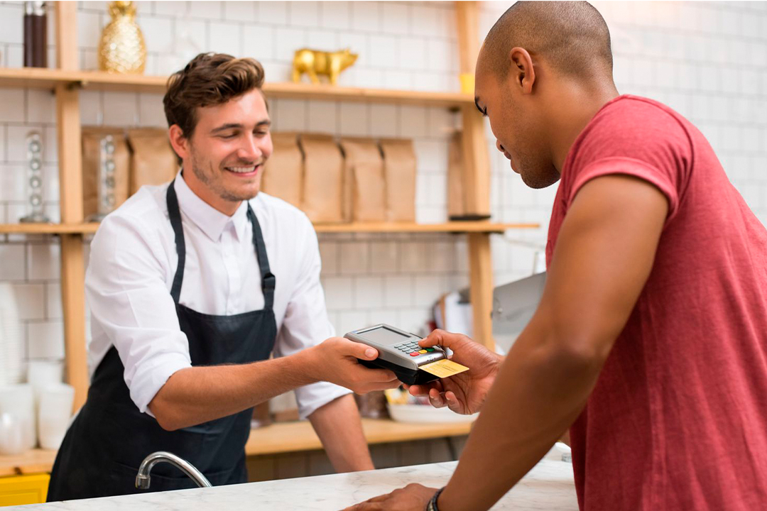 Sem Título 1 0017 INV PersonPayingwithaCreditCard GettyImages 579250458 392e4f905c884021b2695dd1b8229c21