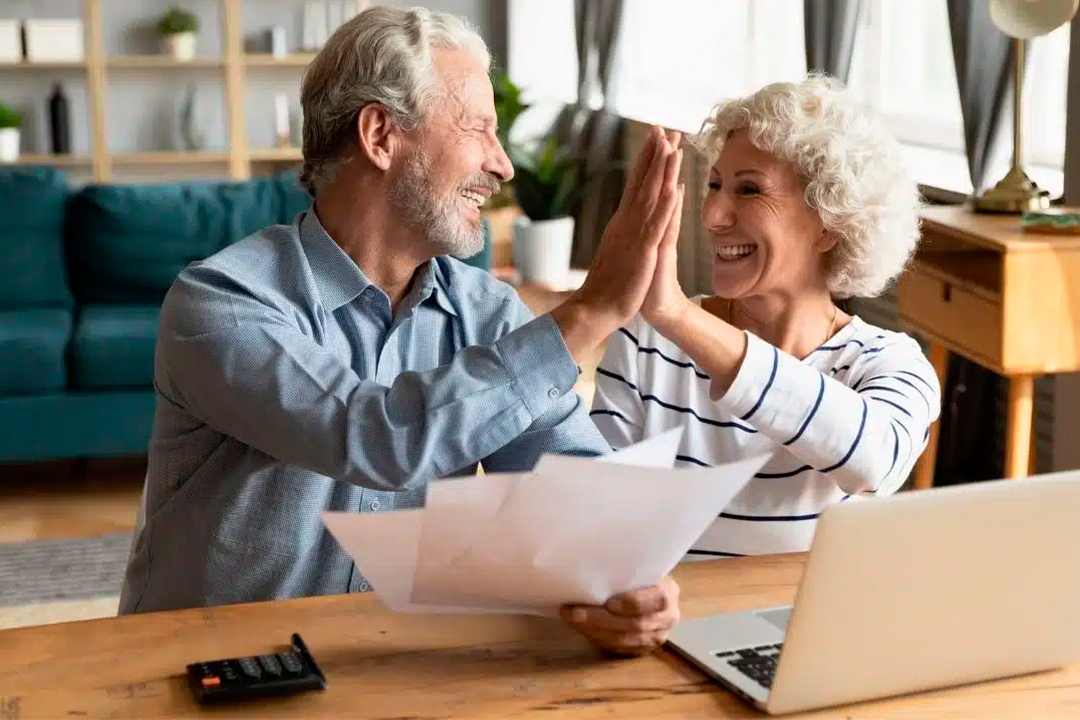 Sem Título 1 0025 happy mature couple budgeting fizkes.jpg