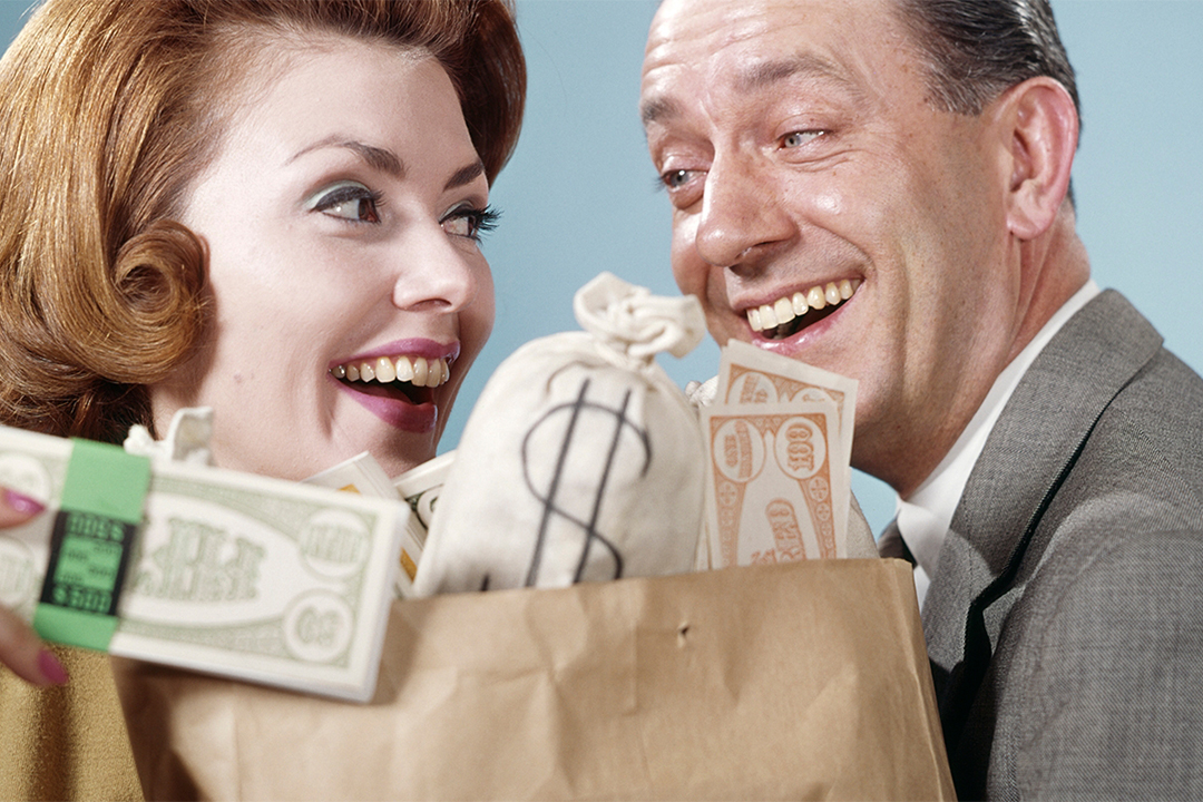 Sem Título 1 0026 happy couple money