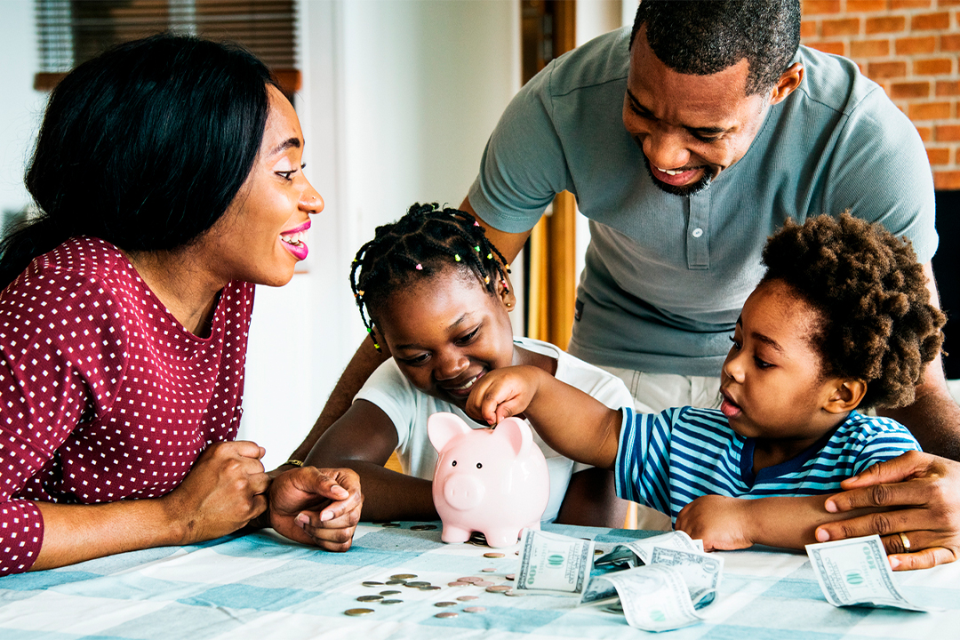 Sem Título 1 0032 featured family discussing money